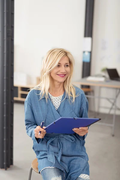 Friendly woman waiting to take notes — Stock Photo, Image
