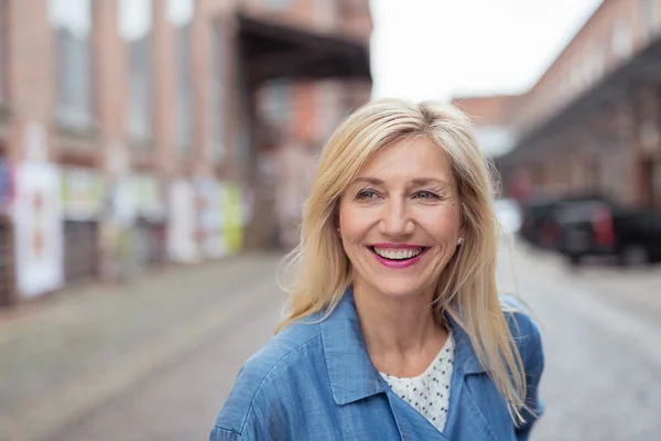 Blond Woman Laughing at the Street — Stock Photo, Image