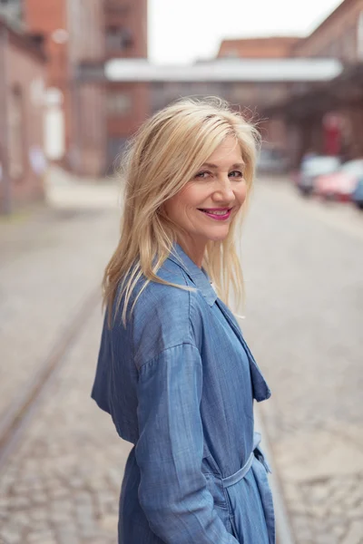 Erwachsene blonde Frau auf der Straße — Stockfoto