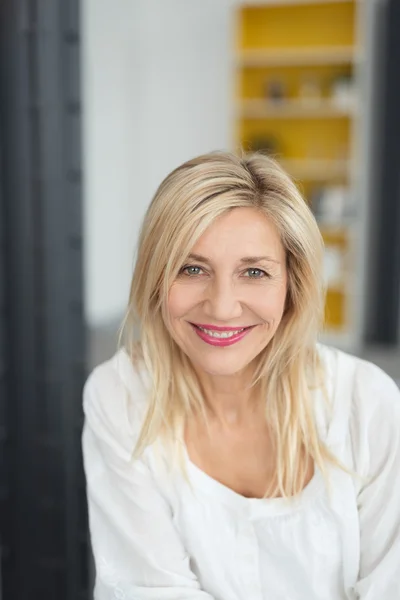 Mulher atraente com um sorriso amigável quente — Fotografia de Stock