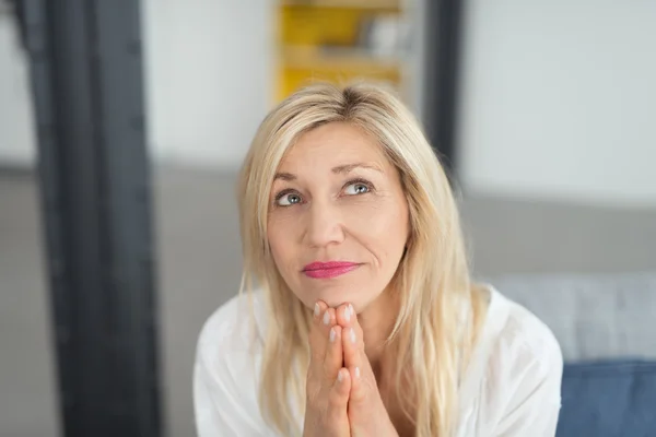 Thoughtful Blond Adult Lady Looking Up — Stockfoto