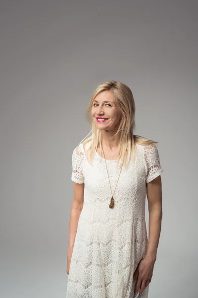 Glückliche erwachsene Frau im weißen Kleid — Stockfoto