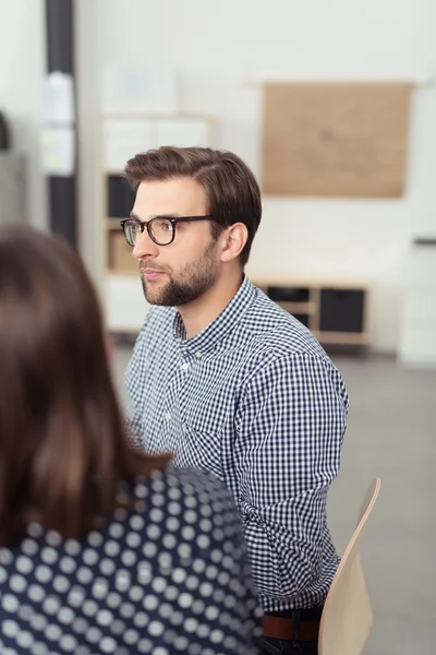 Ondernemers hebben een zakelijke bijeenkomst aan de tafel — Stockfoto