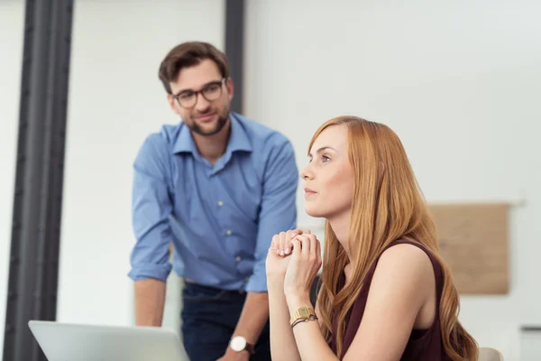 Fundersam office kvinna på hennes kontor med medarbetare — Stockfoto