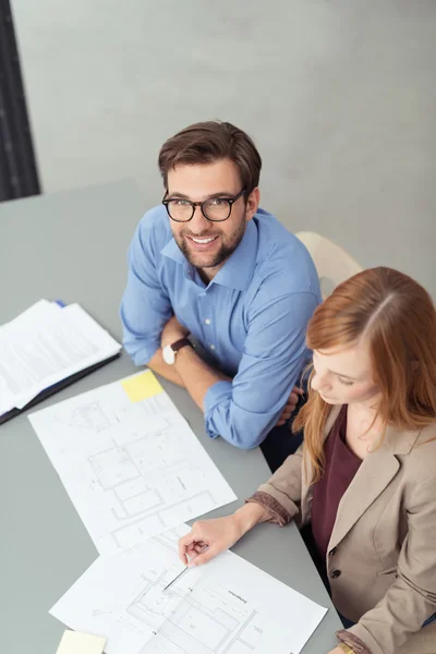 Collega's bespreken papierwerk — Stockfoto