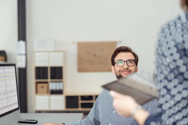 Empresário conversando com sua secretária — Fotografia de Stock