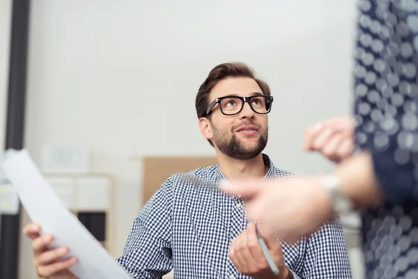 Affärsman diskuterar ett betänkande med en medarbetare — Stockfoto