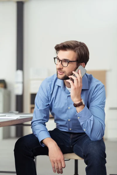 Empresario sentado en silla y hablando por teléfono —  Fotos de Stock