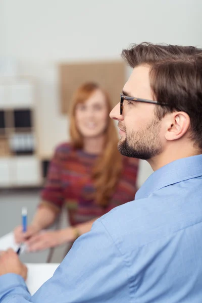 Affärsman i affärsmöte med medarbetare — Stockfoto