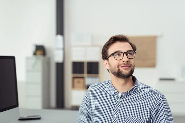 Uomo d'affari seduto a guardare qualcosa — Foto Stock