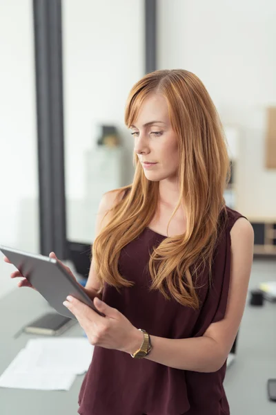 Office Woman Using her Tablet Computer — Zdjęcie stockowe