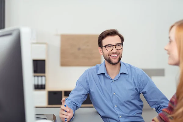 Motiverade leende affärsman — Stockfoto