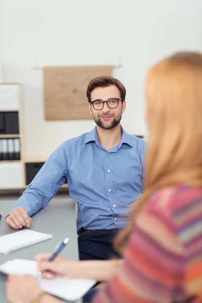 Бизнесмен слушает своего партнера во время разговора — стоковое фото