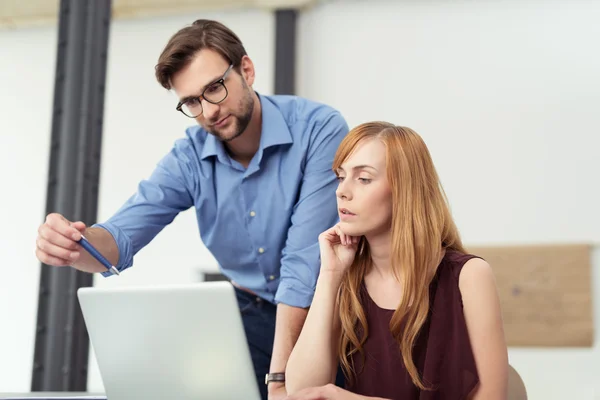 Equipe de negócios trabalhando juntos em um computador — Fotografia de Stock