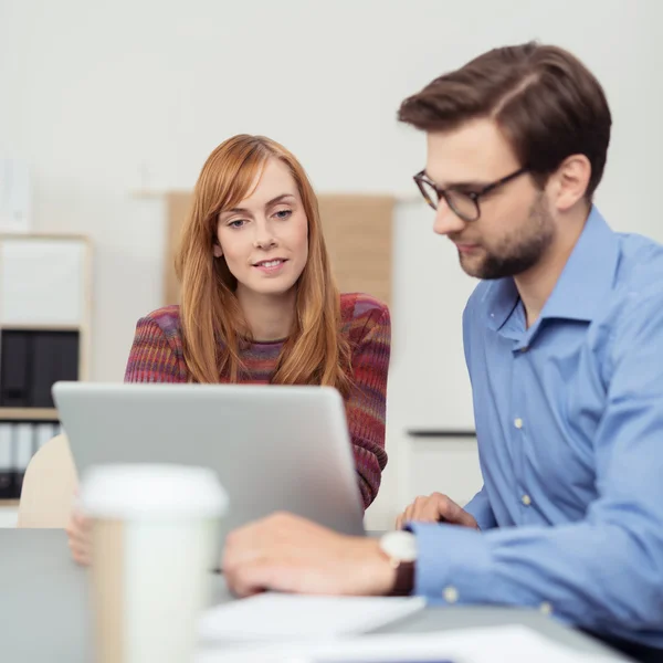 Due colleghi che lavorano insieme in ufficio — Foto Stock