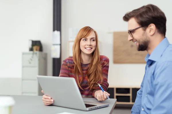 Jonge business team dat werkt op een laptop — Stockfoto