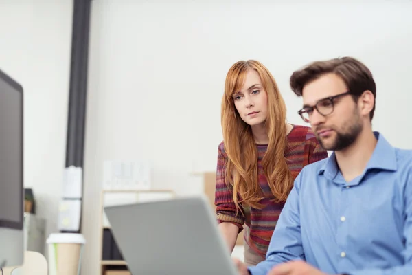 Seriöse Geschäftspartner, die am Laptop arbeiten — Stockfoto