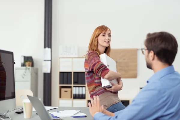 Vrouw met een informele bijeenkomst met een collega — Stockfoto