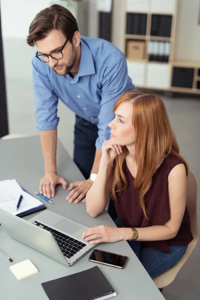 Businesswoman getting help from a co-worker — Stock Photo, Image