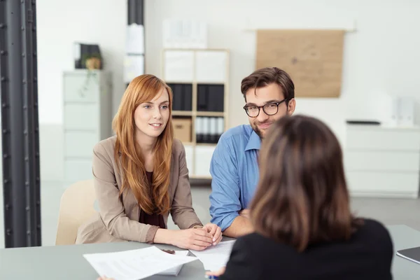 Reunión de intermediarios de inversión con una pareja joven — Foto de Stock