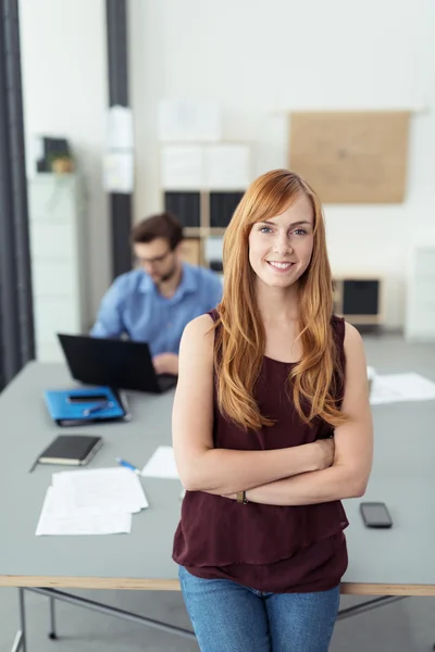 Femme d'affaires debout les bras croisés dans le bureau — Photo