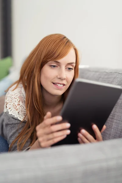 Mujer Relajante en Sofá con Tablet de Ordenador — Foto de Stock