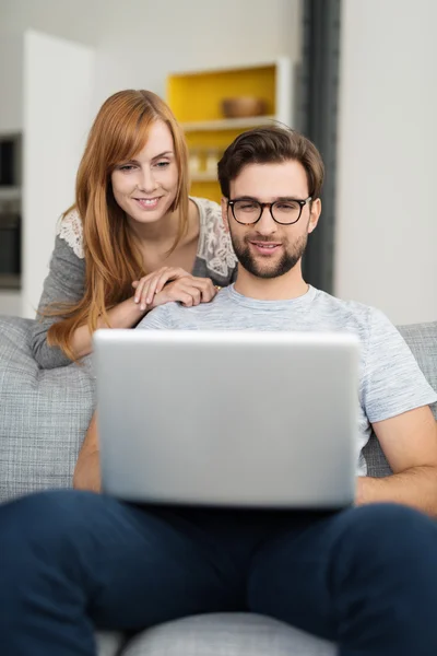 Casal em casa usando computador portátil — Fotografia de Stock