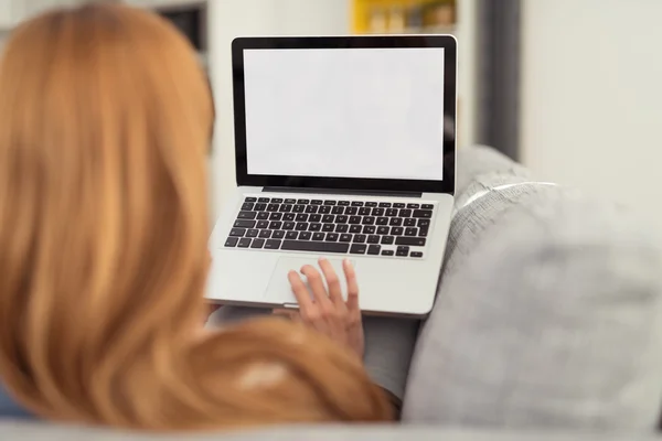 Mulher no sofá com computador portátil — Fotografia de Stock