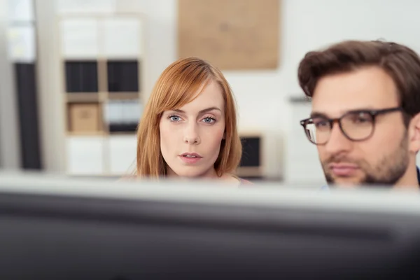 Empresária e homem trabalhando em um computador — Fotografia de Stock