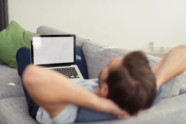 Homem desfrutando de um fim de semana relaxante — Fotografia de Stock