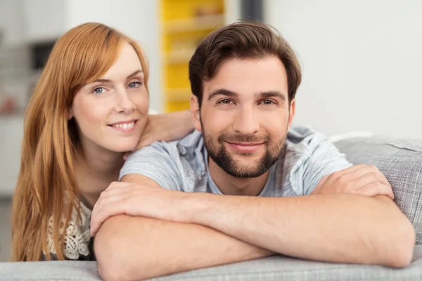 Attractive friendly couple relaxing at home — Stock Photo, Image