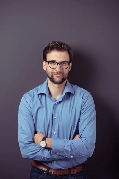 Joven hombre de negocios con los brazos cruzados — Foto de Stock