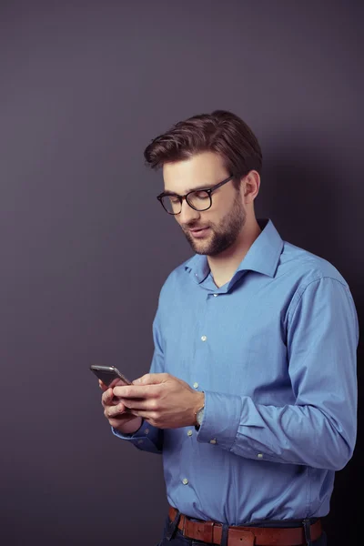 Empresario usando su teléfono — Foto de Stock