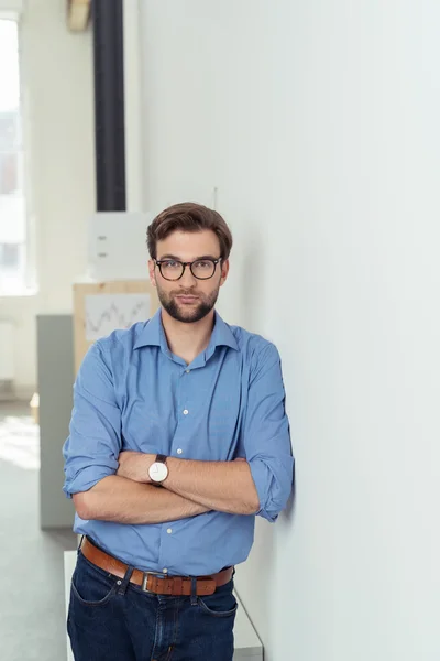 Uomo serio con camicia blu e occhiali da vista — Foto Stock