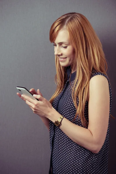 Mulher bonita lendo suas mensagens de texto — Fotografia de Stock
