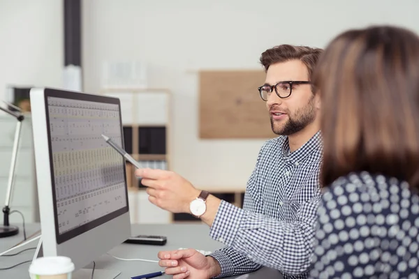 Kompetenter Mitarbeiter, der eine Geschäftsanalyse erklärt — Stockfoto