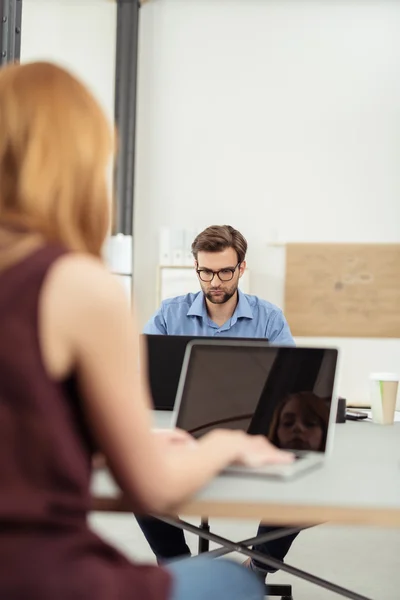 Affärsman som arbetar på ett kontor — Stockfoto