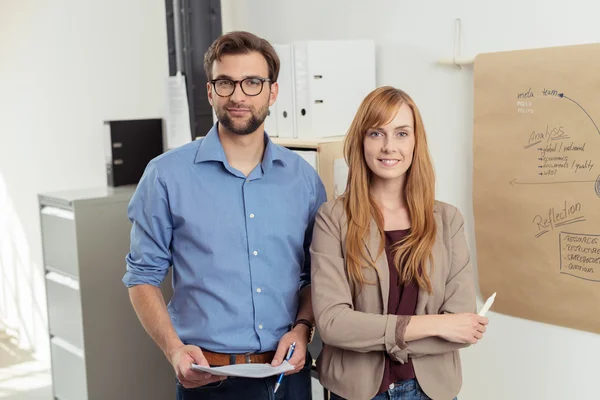 Vertrouwen jonge professionele paar in het kantoor — Stockfoto