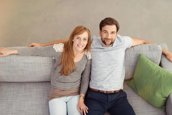 Sweet Young Couple on Couch — ストック写真