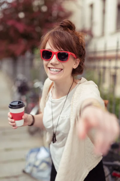 Směje se temperamentní žena ukazuje na kameru — Stock fotografie