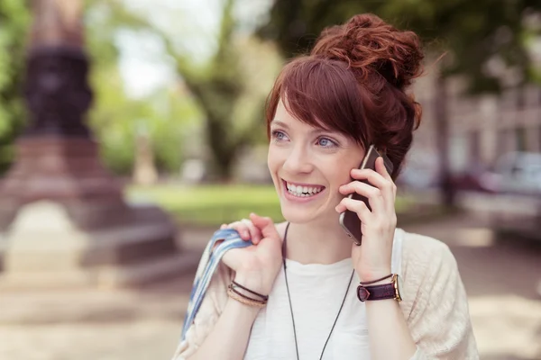 Vivace giovane donna che chiacchiera sul suo cellulare — Foto Stock