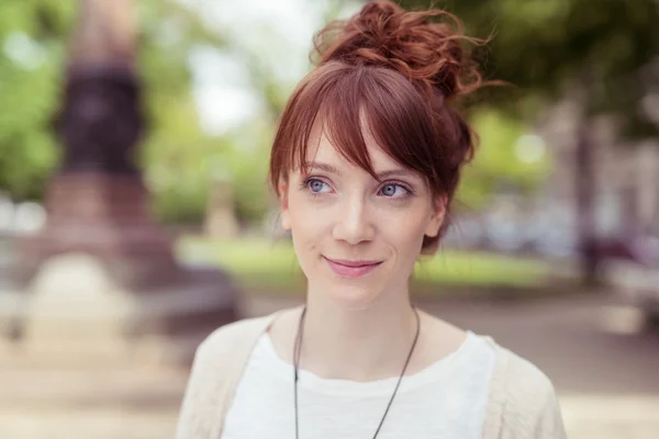 Nadenkend jonge redhead vrouw — Stockfoto