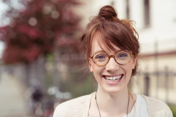 Счастливая молодая женщина в круглых очках — стоковое фото