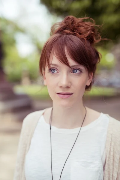 Jeune femme réfléchie regardant dans la distance — Photo