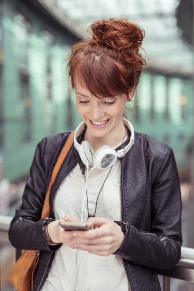 Szczęśliwa kobieta zajęty z telefonu w balustrady — Zdjęcie stockowe