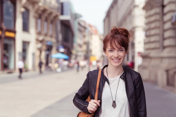 Gelukkig stijlvolle meisje lopen in de straat — Stockfoto