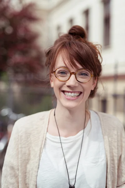 Hübsche junge Frau lächelt in die Kamera — Stockfoto