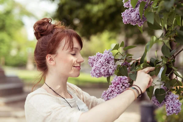 Cute Girl Smelling Pretty Purple Flowers — Stock fotografie