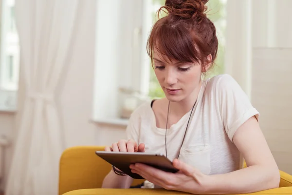Ung kvinna beter användande en tablet-pc — Stockfoto