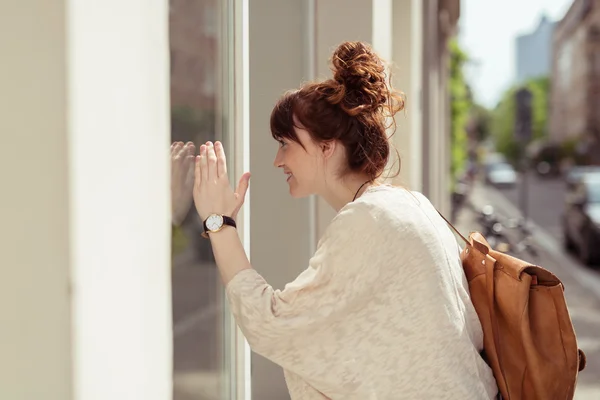 Mooie stijlvolle redhead vrouw venster winkelen — Stockfoto